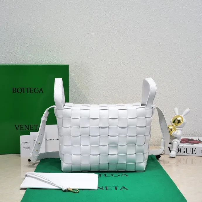 Special price 1600🉐️, Bottega Veneta What can be packed in the new bowling bag? Have you got the new bowling bag? Super large capacity ~ The key is low-key, simple and casual style ~ the fashion sense is not reduced at all. It combines BV's classic woven elements and can also be used for computers. The length of the shoulder straps can be adjusted. It is suitable for tall girls to carry. Boys also have a sunny back☀️ Style number: 7466# Size: 28*21*16